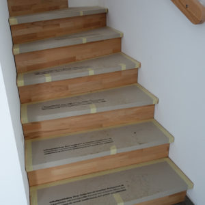 Die Pappe schützt die wertvolle Treppe beim Einzug