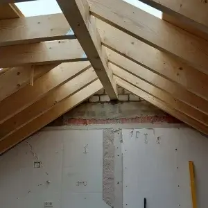 Der neue Dachstuhl ist aufgerichtet